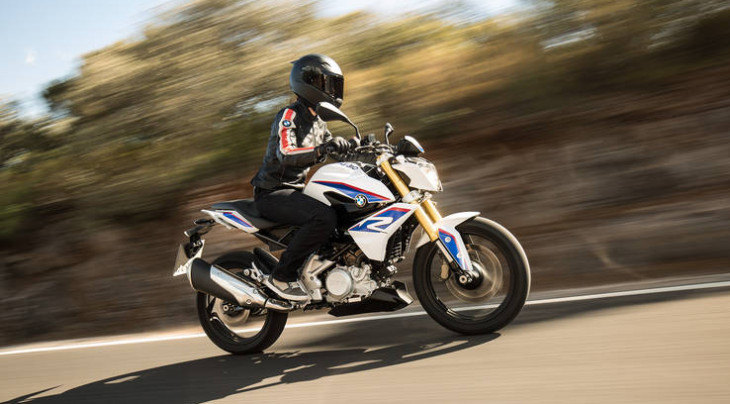 Jonge dame op BMW motor